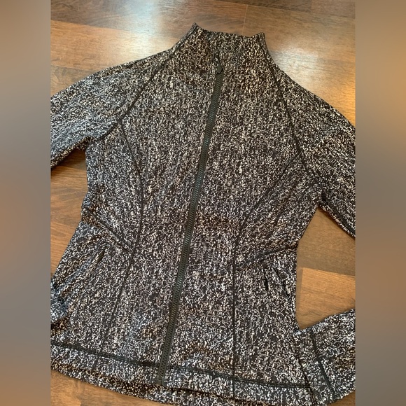 Lululemon Lightly Jacket - Picture 7 of 9
